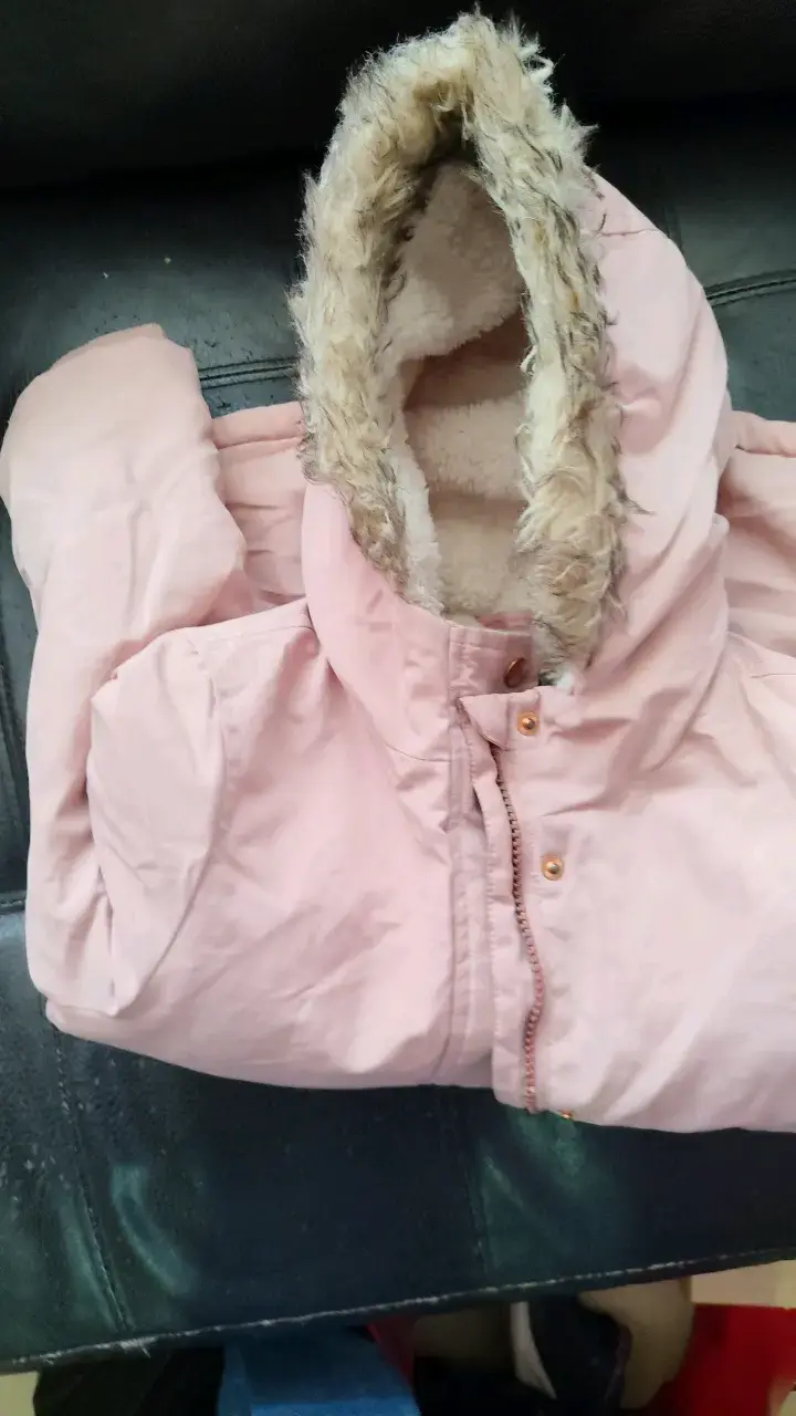 Abrigo rosado para niña con capucha de peluche - 4