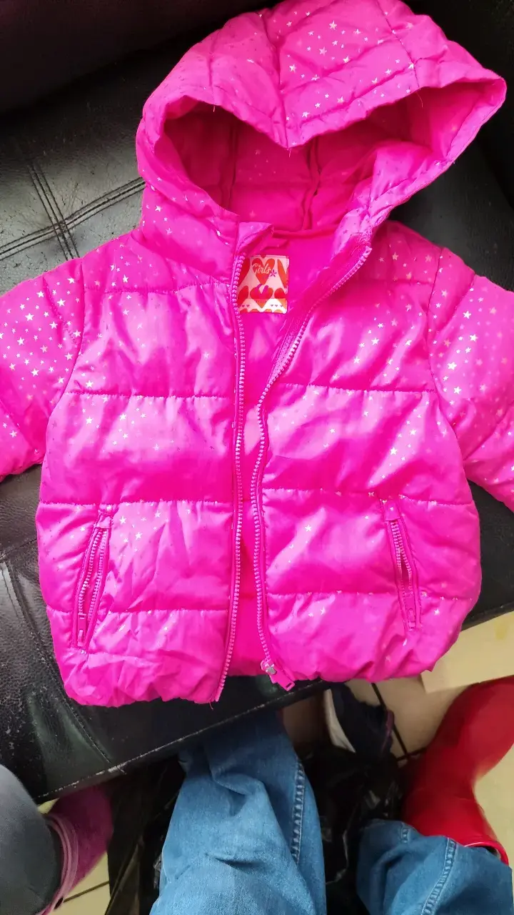 Chaqueta acolchada rosa para niña con capucha