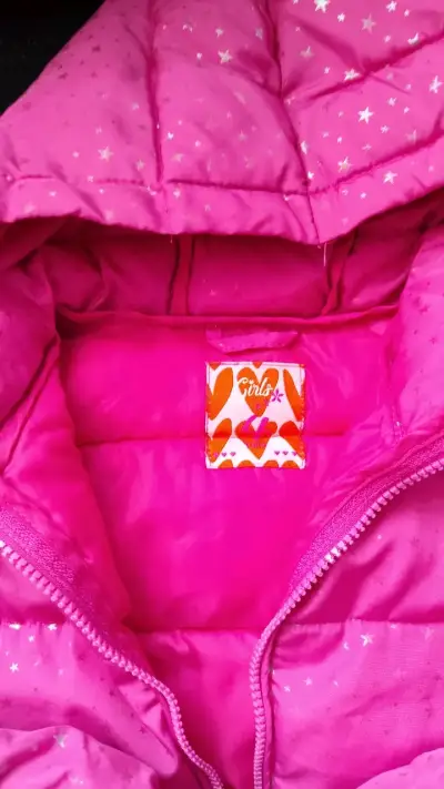 Chaqueta acolchada rosa para niña con capucha - miniatura 3