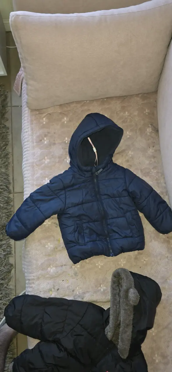 Chaqueta acolchada azul unisex con capucha