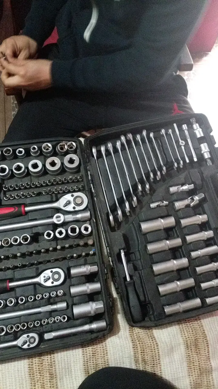 Juego de llaves y dados mecánicos completo