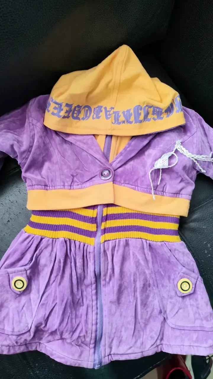 Abrigo infantil morado con capucha amarilla