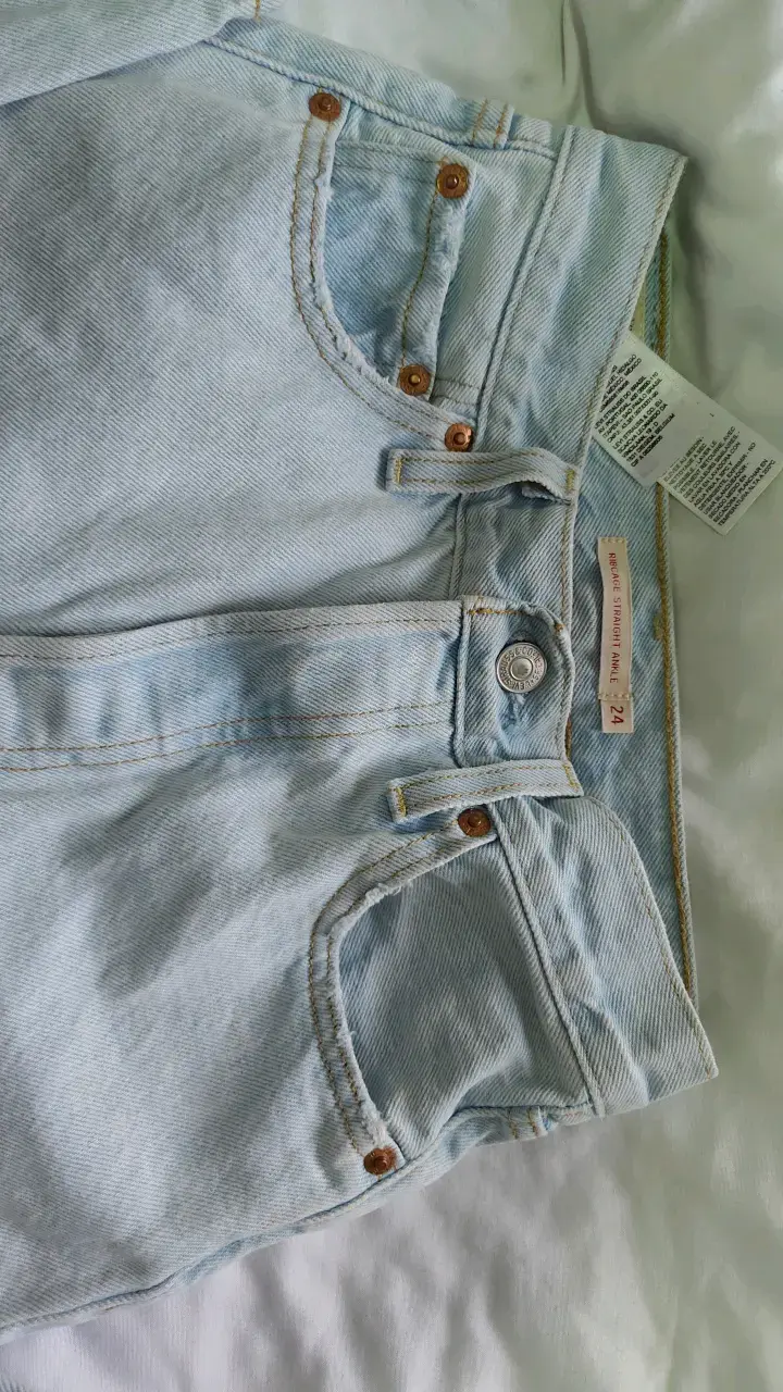 Jeans Levi's celestes  12 o 14 con diseño rasgado