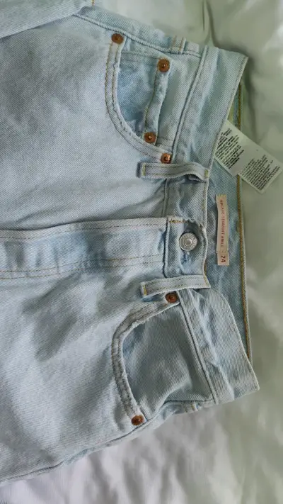 Jeans Levi's celestes  12 o 14 con diseño rasgado - miniatura 1