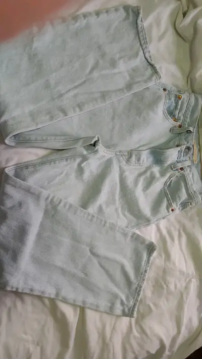 Jeans Levi's celestes  12 o 14 con diseño rasgado - miniatura 2