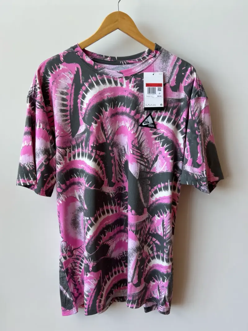 Polera Nike ACG estampado abstracto rosa