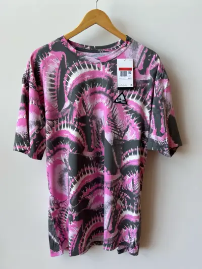 Polera Nike ACG estampado abstracto rosa - miniatura 1