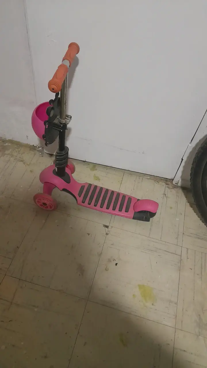 Patinete infantil rosa con manillar ajustable