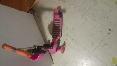 Patinete infantil rosa con manillar ajustable - miniatura 2