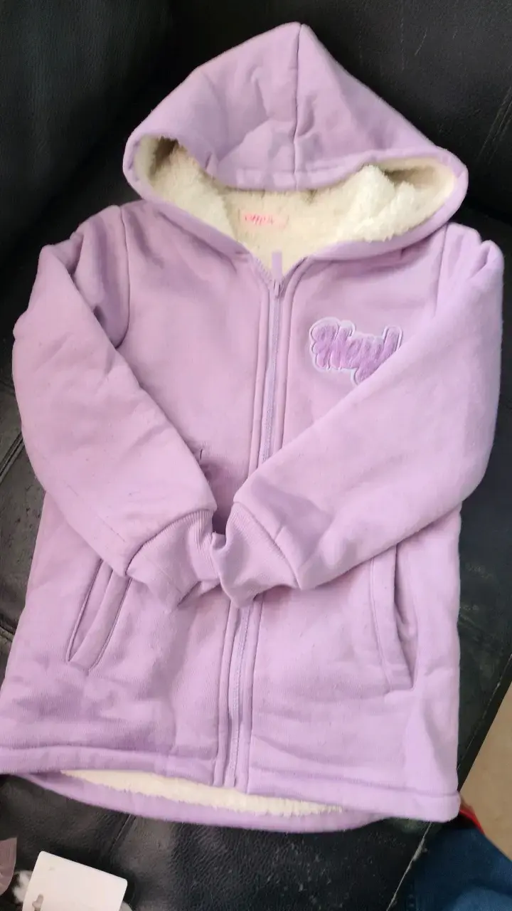 Chaqueta de polar morada con capucha para niña