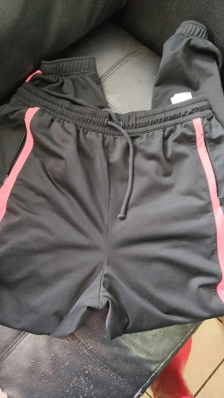 Pantalon deportivo negro con franjas rosas Adidas - 1