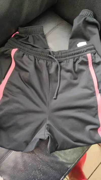 Pantalon deportivo negro con franjas rosas Adidas - miniatura 1
