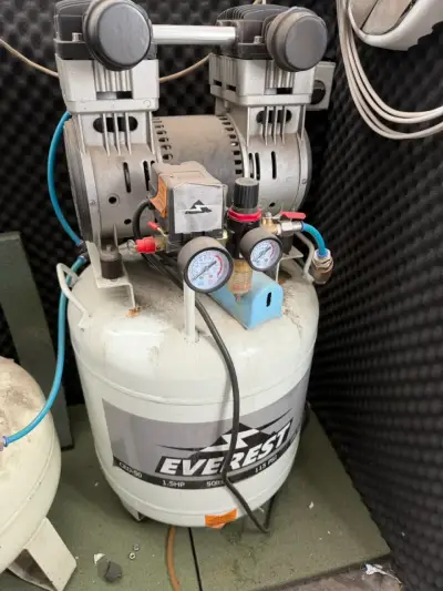 Compresor de Aire Everest 50L 1.5HP - miniatura 2
