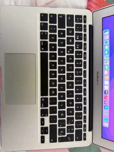 MacBook Air 13 pulgadas 2015 en buen estado - miniatura 3