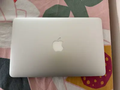 MacBook Air 13 pulgadas 2015 en buen estado - miniatura 4