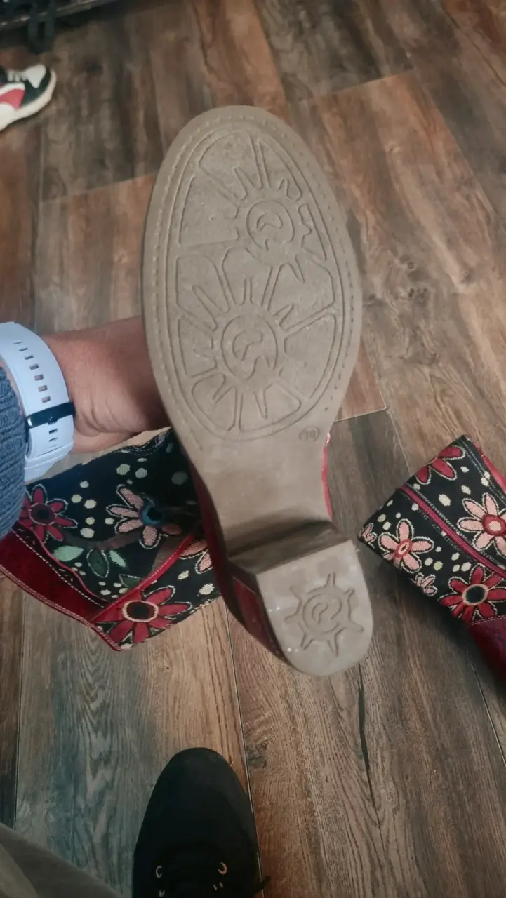 Botines Rojos Bordados de Cuero para Mujer