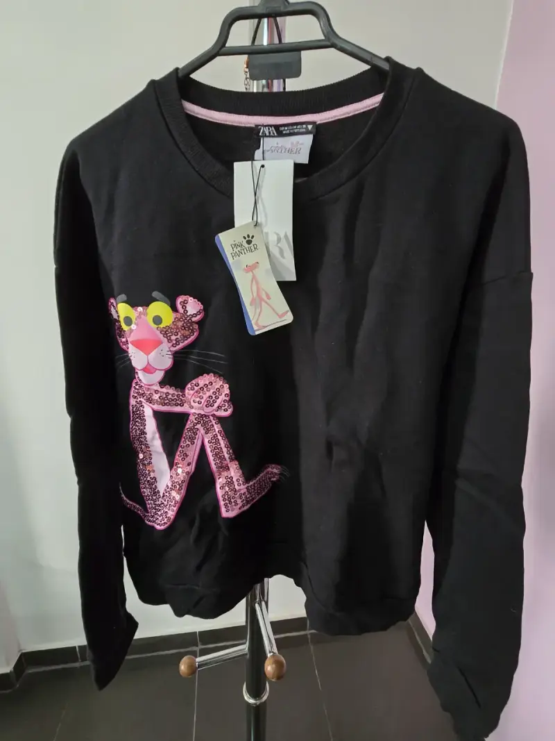 Polerón negro Pink Panther con lentejuelas