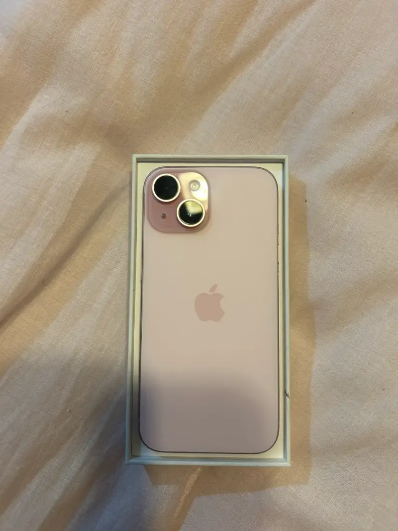 iPhone 14 en caja color rosa