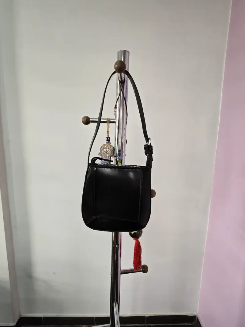 Cartera de cuero negra elegante