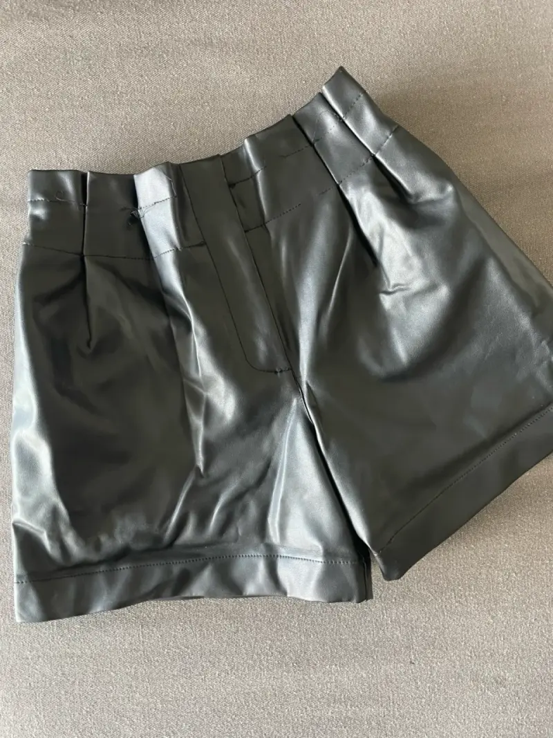 Shorts de cuero sintético negro para mujer Zara