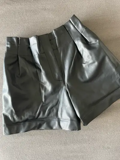 Shorts de cuero sintético negro para mujer Zara - miniatura 1