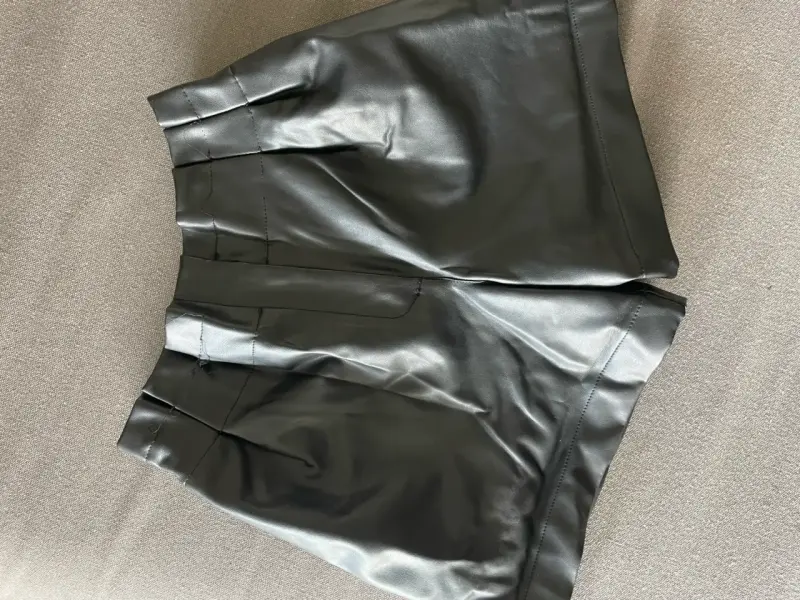 Shorts de cuero sintético negro para mujer Zara - 2