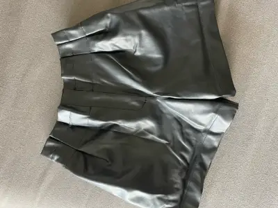 Shorts de cuero sintético negro para mujer Zara - miniatura 2