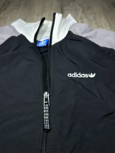 Chaqueta deportiva Adidas negra y gris - miniatura 2