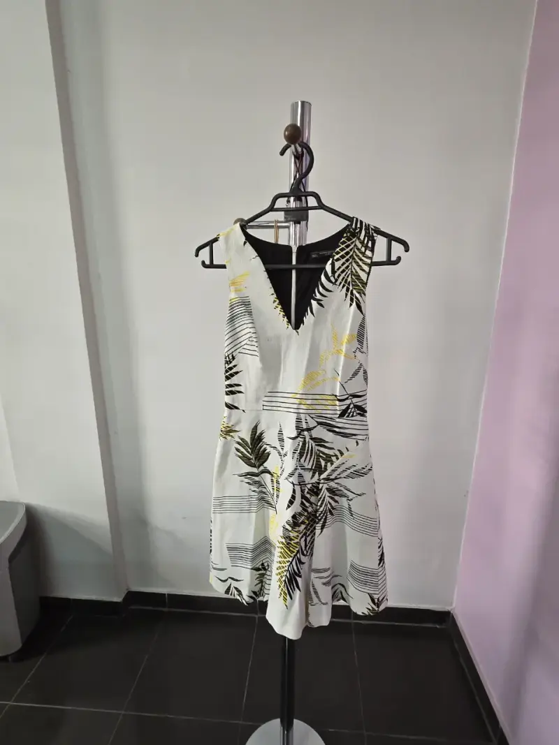 Vestido corto estampado tropical para mujer