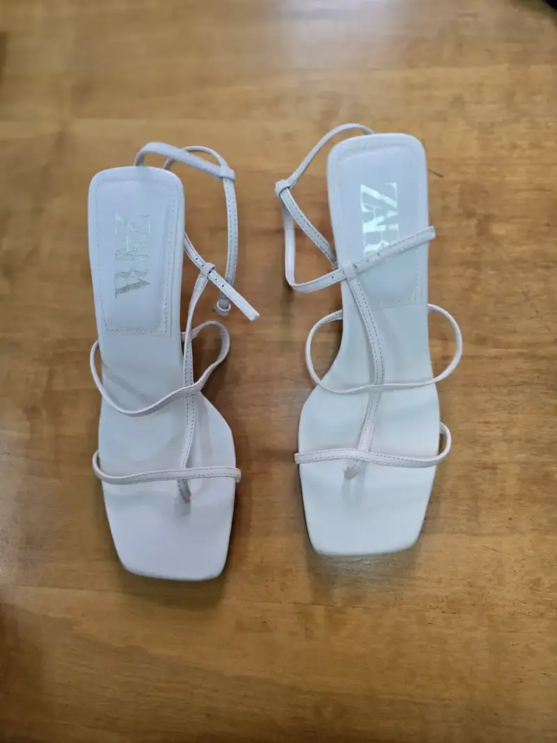 Sandalias de tacón blancas Zara elegantes