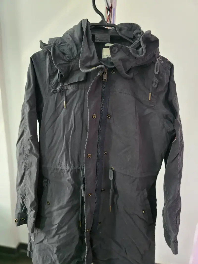 Parka impermeable negra con capucha