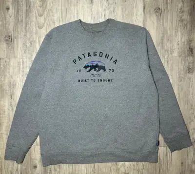 Polerón gris Patagonia con diseño de oso - miniatura 1