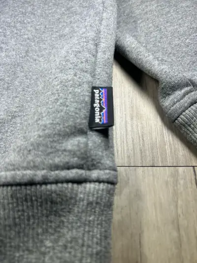 Polerón gris Patagonia con diseño de oso - miniatura 3
