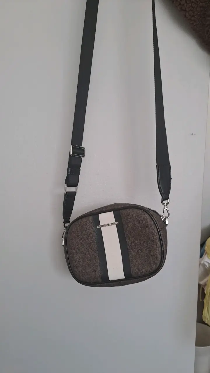 Bandolera Michael Kors marrón con diseño elegante