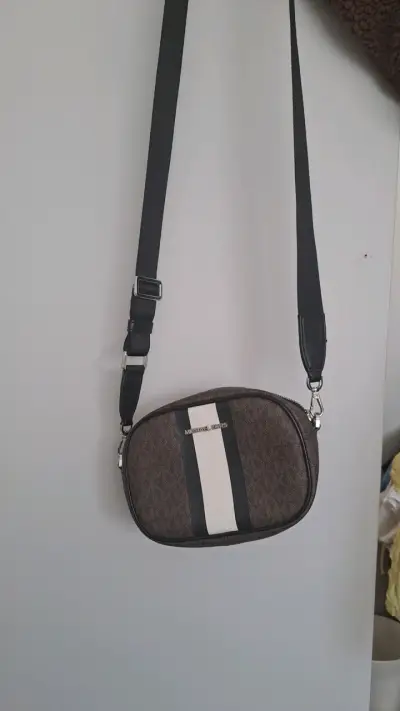 Bandolera Michael Kors marrón con diseño elegante - miniatura 1