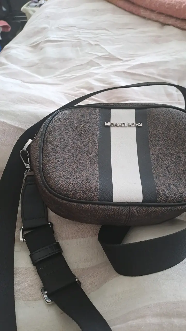 Bandolera Michael Kors marrón con diseño elegante - 2