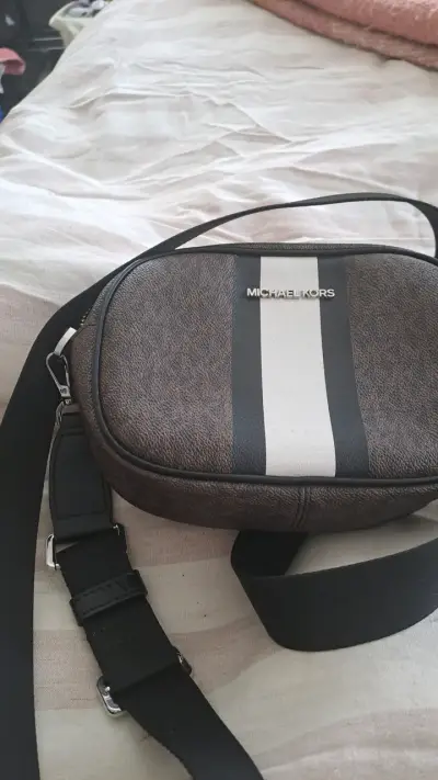 Bandolera Michael Kors marrón con diseño elegante - miniatura 2
