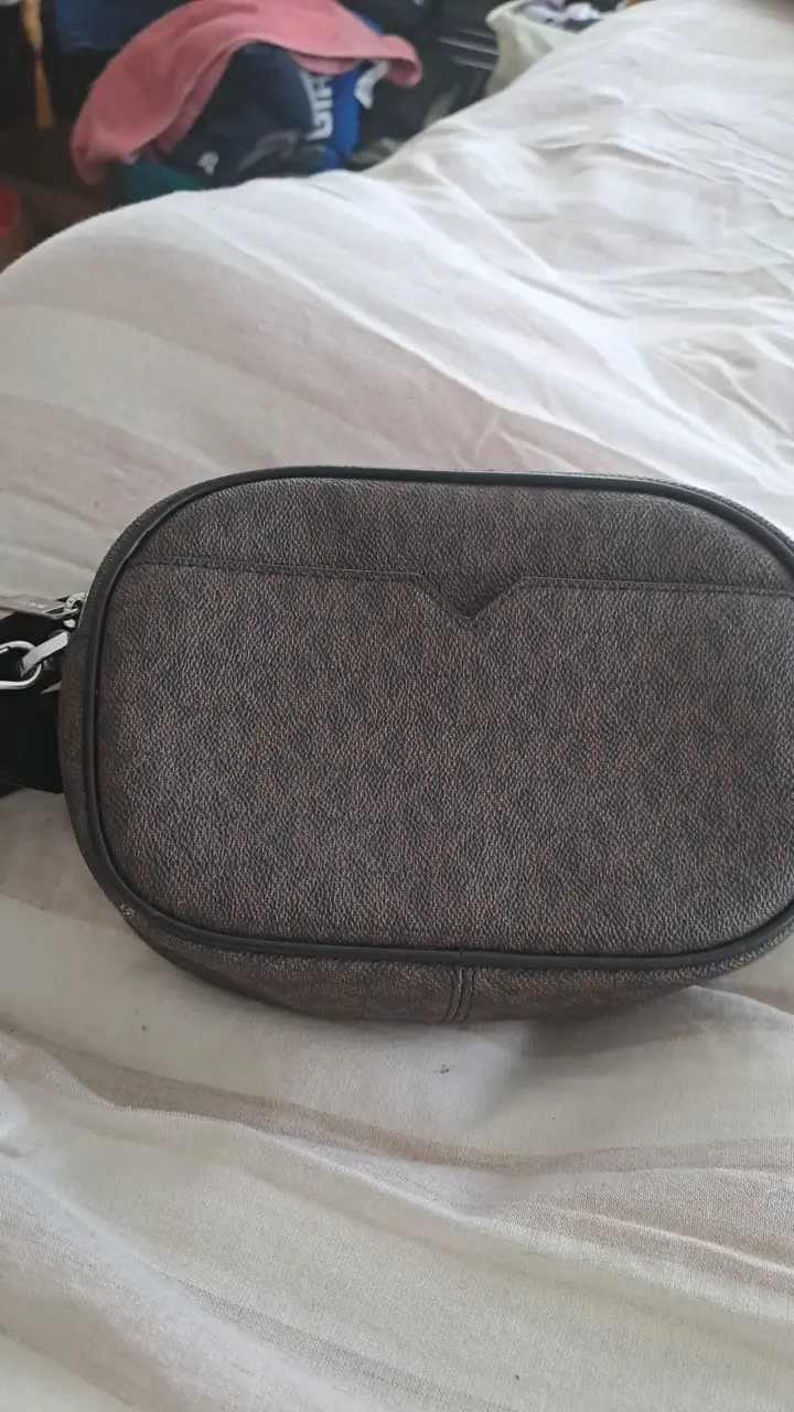 Bandolera Michael Kors marrón con diseño elegante - 3