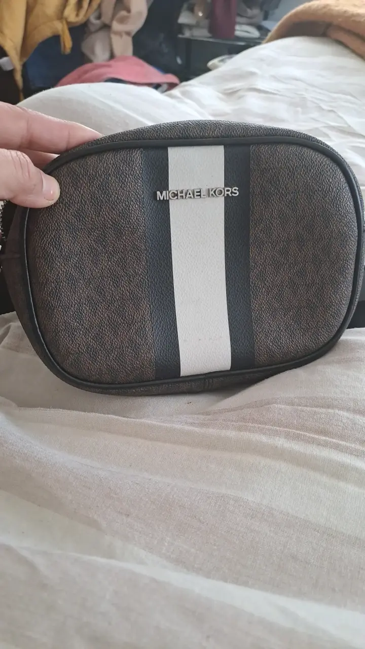 Bandolera Michael Kors marrón con diseño elegante - 4