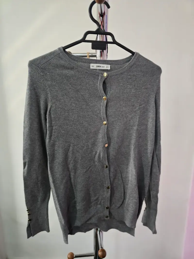 Cardigan gris de lana Zara con botones dorados