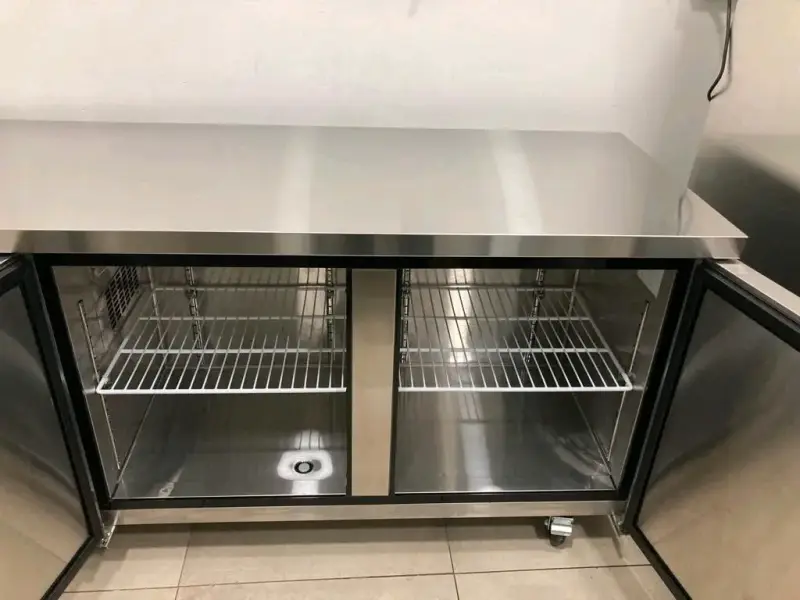 Mesón refrigerado Ventus VMR2PS-260 en acero inoxidable