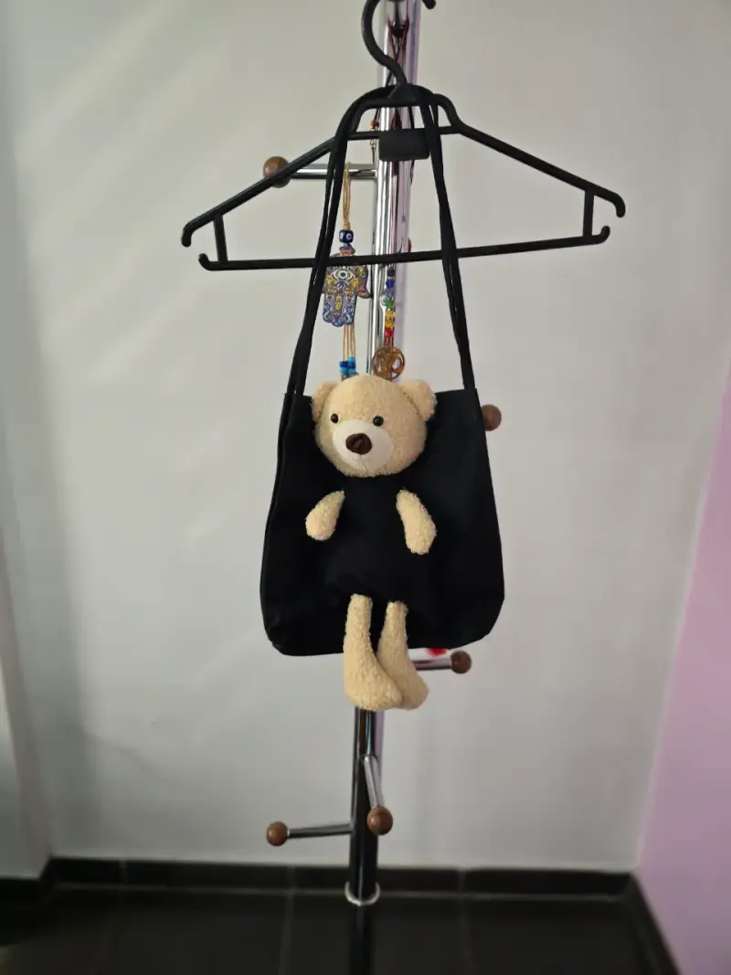 Bolso negro con diseño de oso de peluche