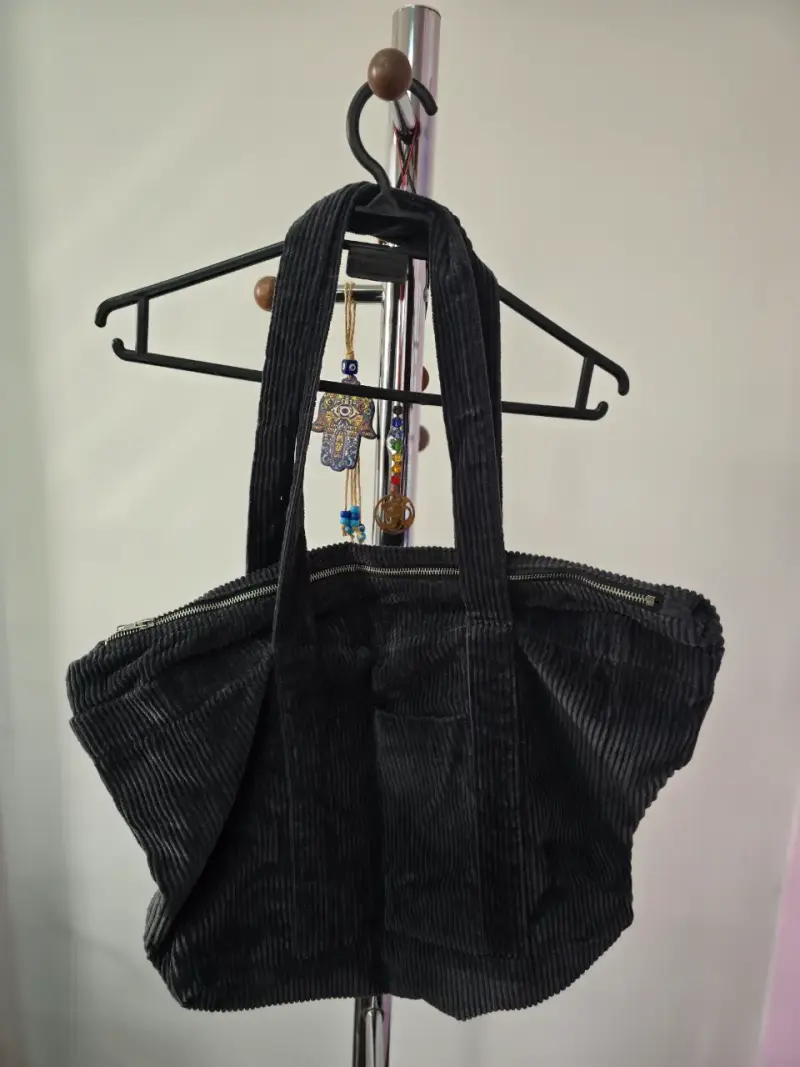 Bolso de pana negro amplio y elegante