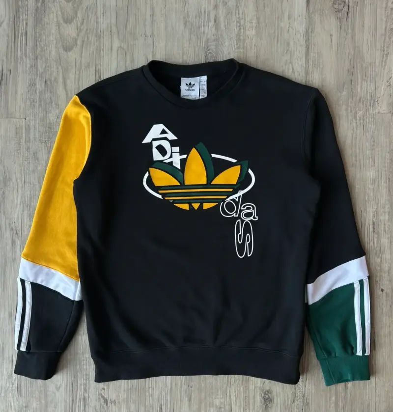 Polerón Adidas negro con diseño colorido