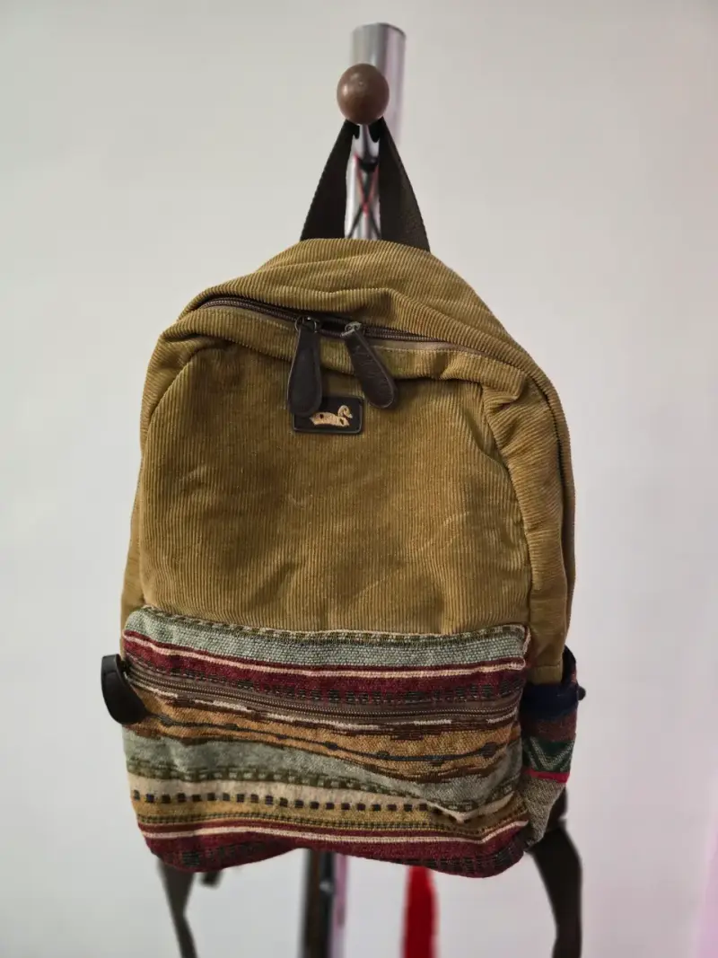 Mochila de pana con diseño étnico