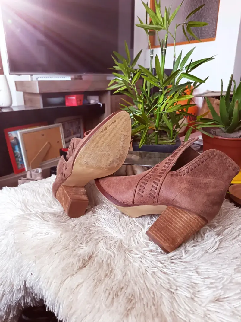 Botines de gamuza marrón con tacón alto - 2
