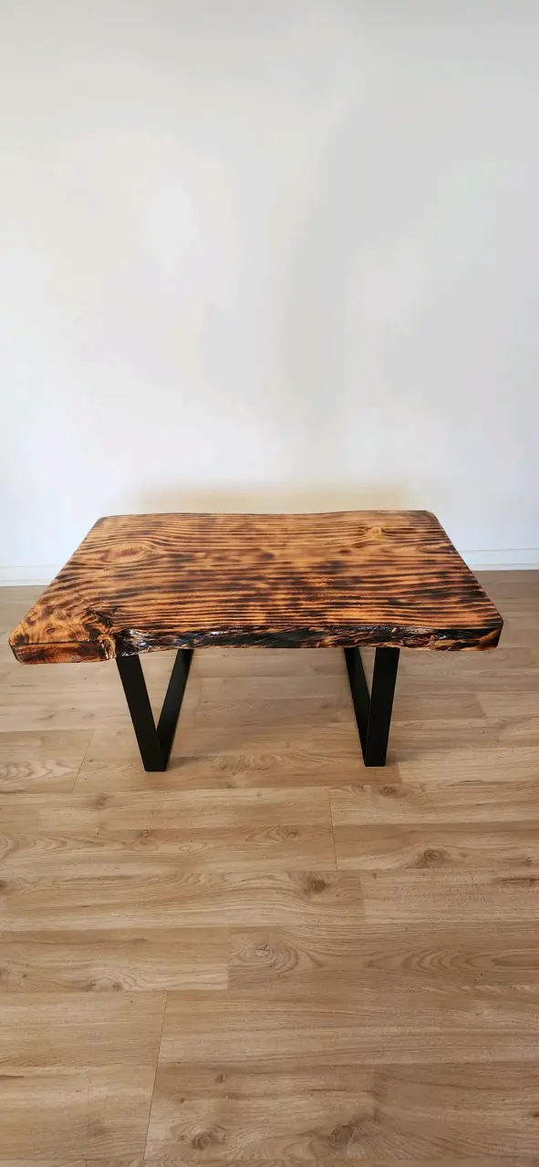 Mesa de Madera Rústica con Patas Metálicas