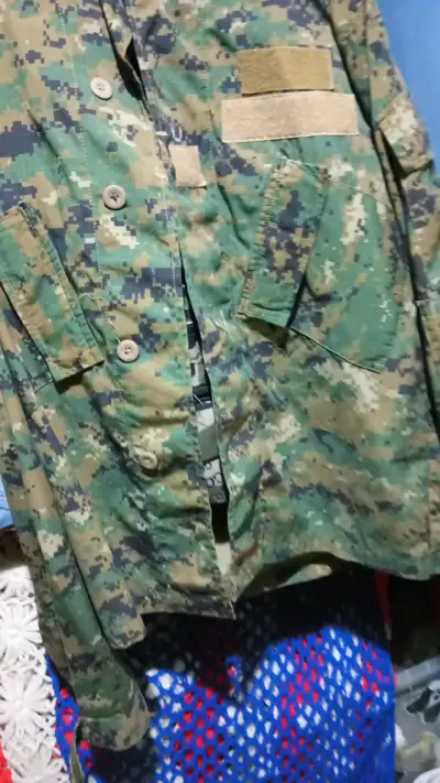 Chaqueta camuflada militar con bolsillos - miniatura 1