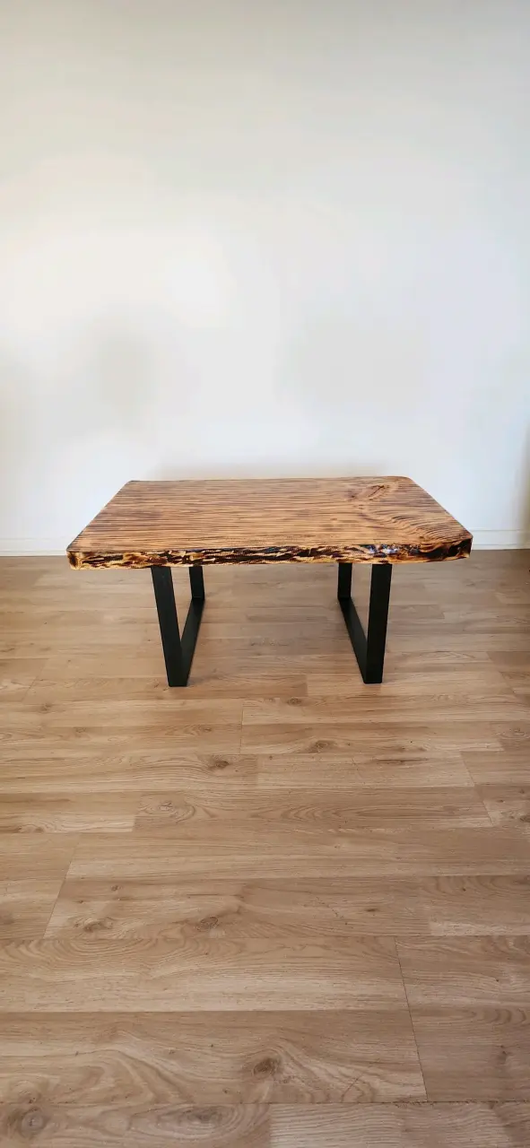 Mesa de Madera Rústica con Patas Metálicas