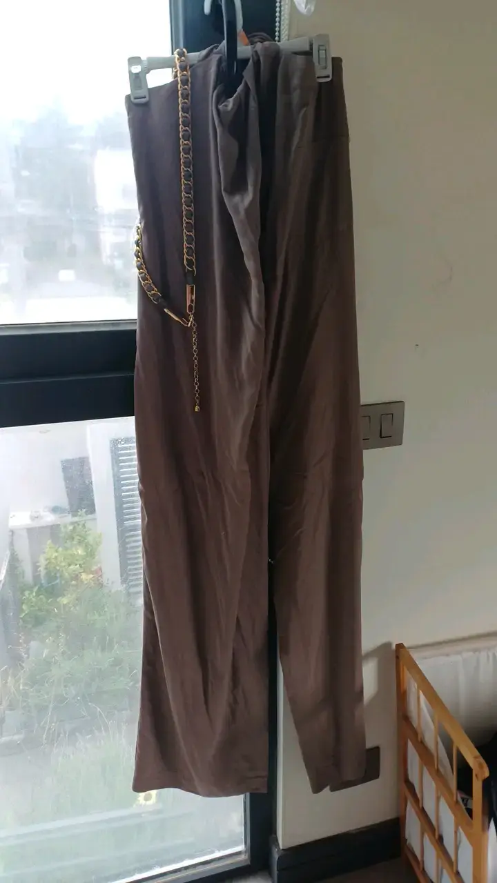 Enterito con cadena decorativa para la cintura